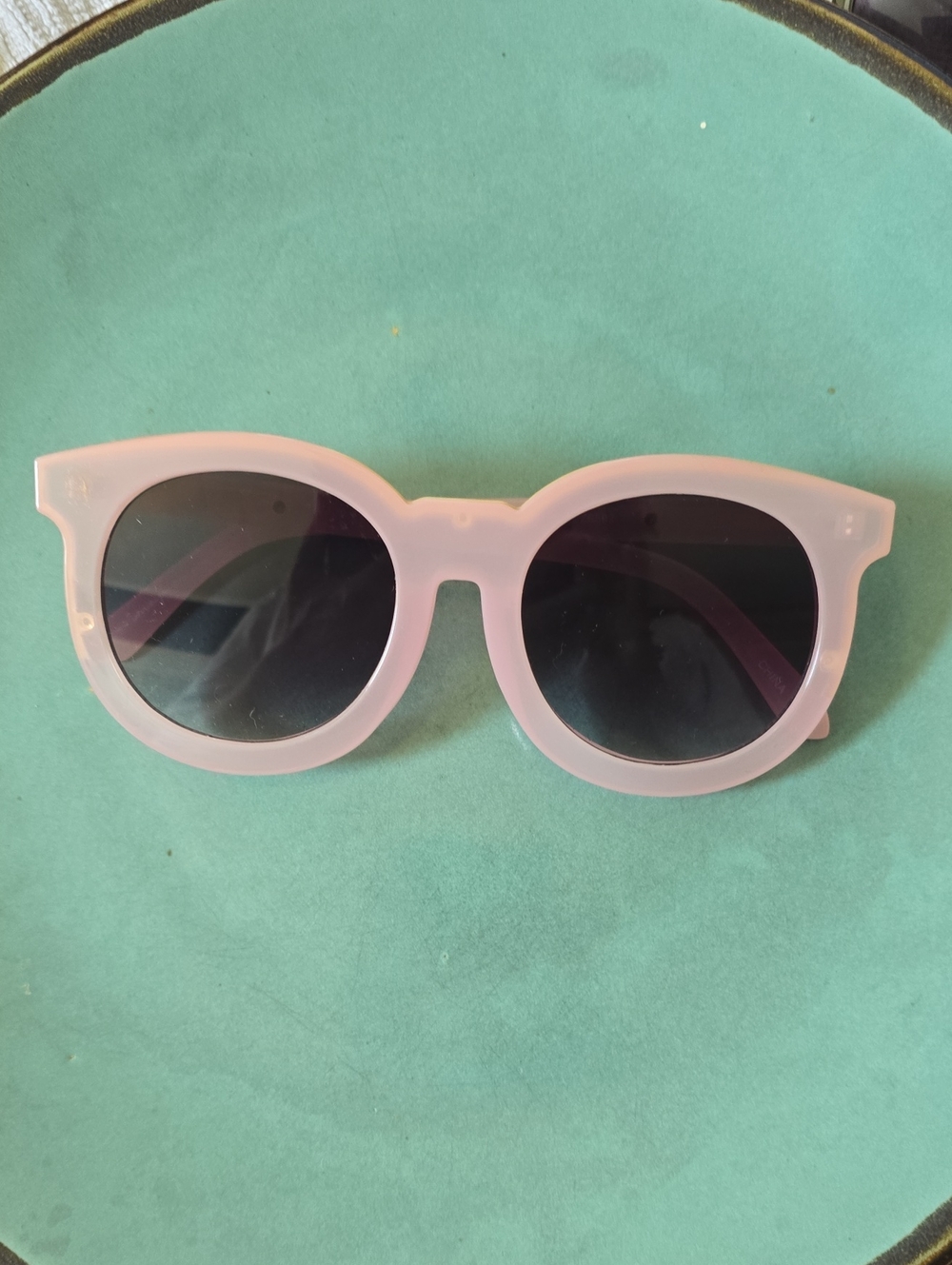 Hoen-rimmed Round Pink Frame Sunglasses - Black Lenses
